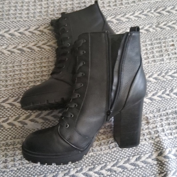 Botas - Picture 2 of 3